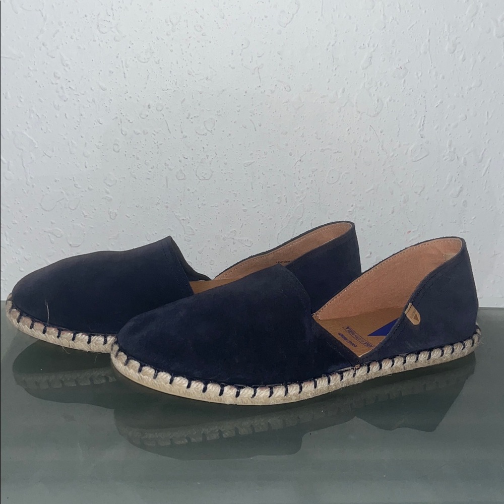 NWOB Verbenas Carmen espadrille flats in blue suede leather.